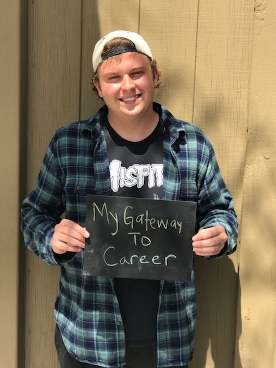 Un estudiante de la Gateway College and Career Academy sostiene un cartel que dice My Gateway to Career