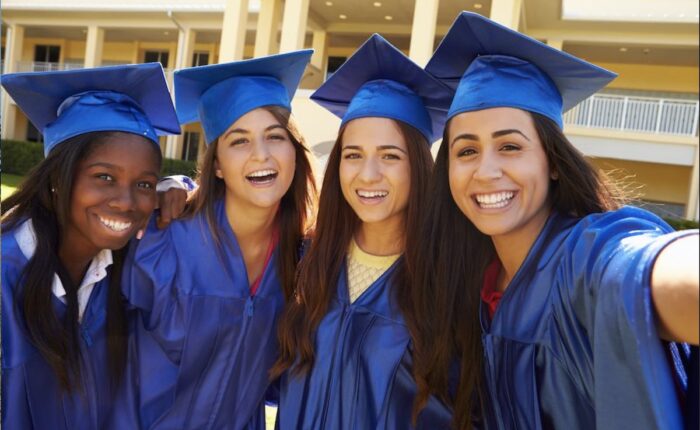 Cuatro estudiantes de Gateway College and Career Academy posan para una foto en la graduación