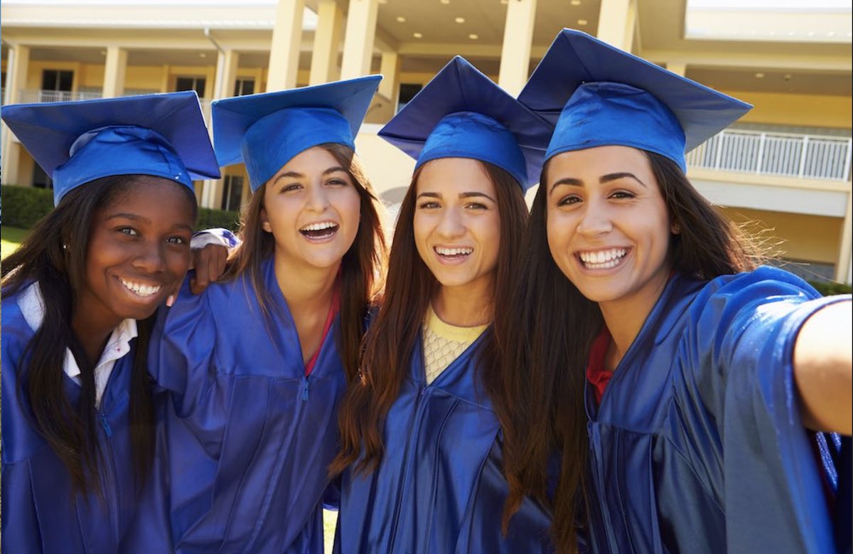 Cuatro estudiantes de Gateway College and Career Academy posan para una foto en la graduación